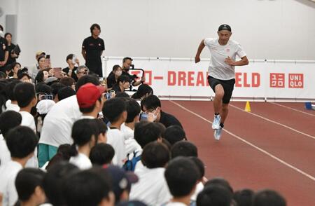 走り出すイチロー氏（撮影・持木克友）