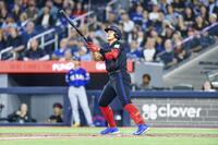 　レンジャーズ戦の８回、19号２ランを放つブルージェイズ・岡本＝トロント（ゲッティ＝共同）