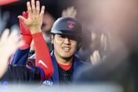 　レンジャーズ戦の８回、19号２ランを放ちベンチで迎えられるブルージェイズ・岡本＝トロント（ゲッティ＝共同）