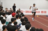 走り出すイチロー氏（撮影・持木克友）