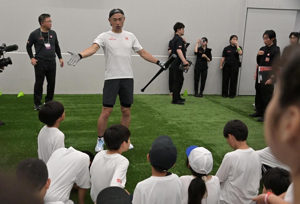 子供たちに野球を教えるイチロー氏（撮影・持木克友）