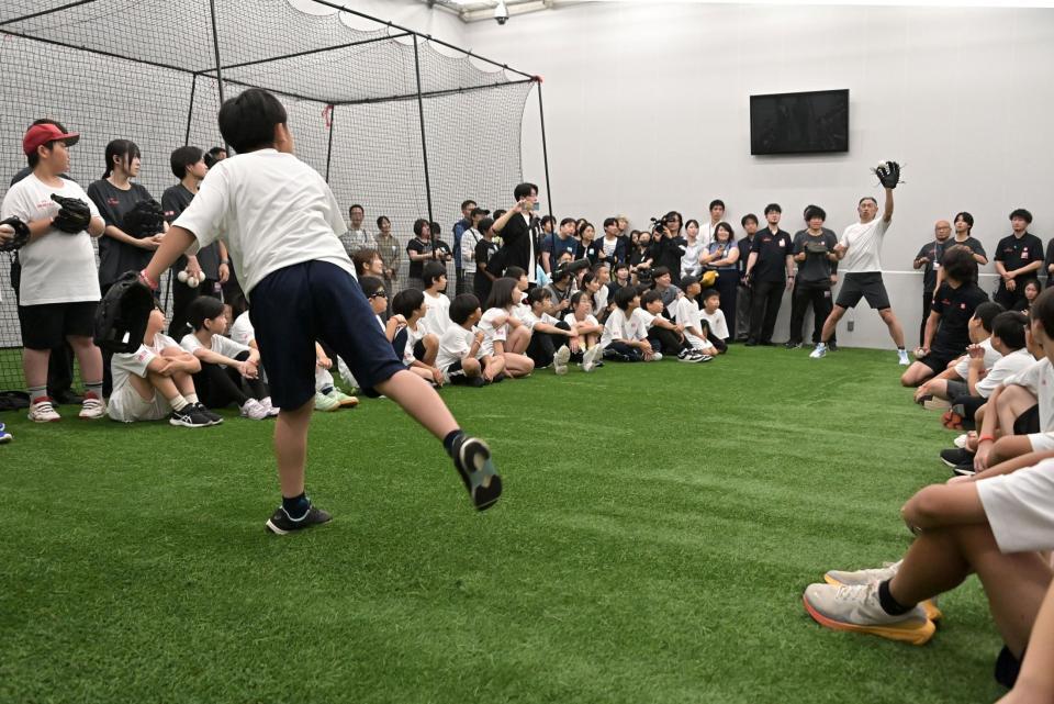 子供たちとキャッチボールをするイチロー氏（撮影・持木克友）
