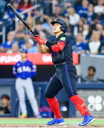 　８回、１９号２ランを放つブルージェイズ・岡本（ゲッティ＝共同）