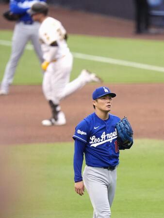 　パドレス戦の５回、シーツ（奥）に同点ソロを浴びたドジャース・山本＝サンディエゴ（共同）