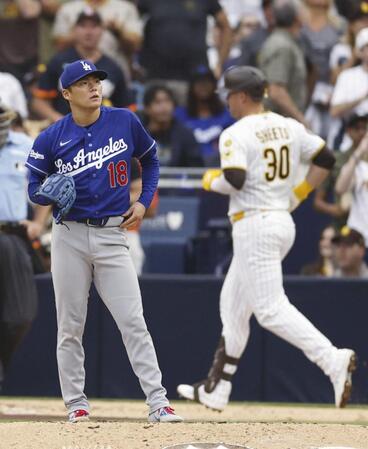 　パドレス戦の５回、シーツ（右）に同点ソロを浴びたドジャース・山本＝サンディエゴ（共同）