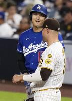 　パドレス戦の８回、中前打で出塁し、一塁手シーツ（手前）と話すドジャース・大谷＝サンディエゴ（共同）