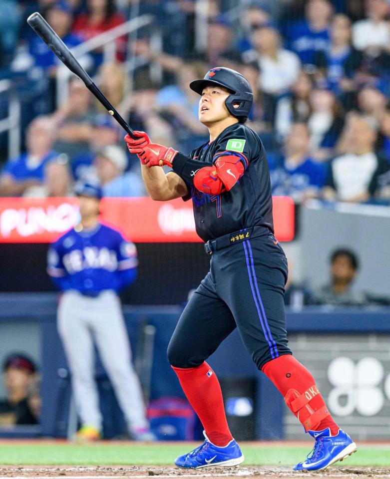　８回、１９号２ランを放つブルージェイズ・岡本（ゲッティ＝共同）