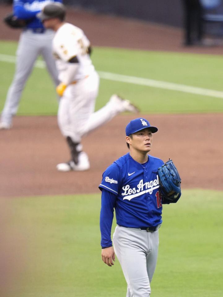 　パドレス戦の５回、シーツ（奥）に同点ソロを浴びたドジャース・山本＝サンディエゴ（共同）