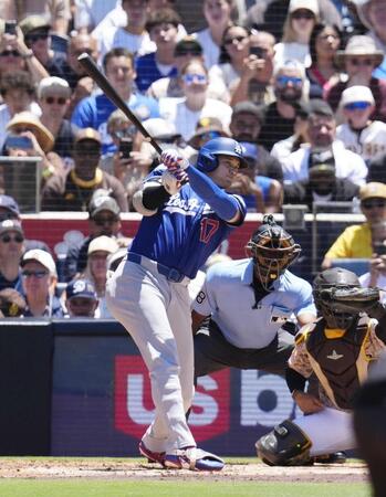 　パドレス戦の３回、先制打を放つドジャース・大谷＝サンディエゴ（共同）