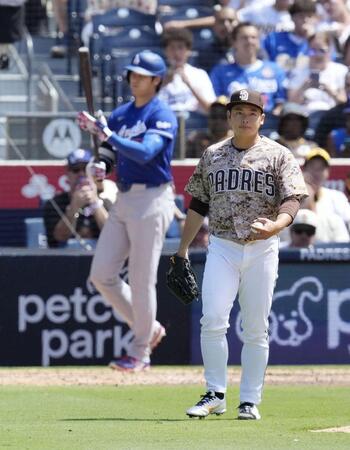 　ドジャース戦の６回、大谷（奥）との対戦に臨むパドレス・松井＝サンディエゴ（共同）