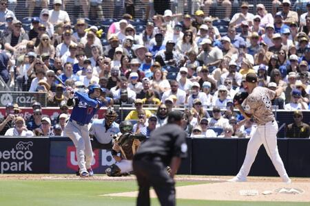 　パドレス戦の３回、先制打を放つドジャース・大谷。投手キング＝サンディエゴ（共同）