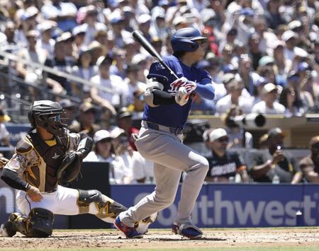 　パドレス戦の３回、先制打を放つドジャース・大谷＝サンディエゴ（共同）