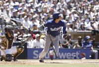 　パドレス戦の３回、先制打を放つドジャース・大谷＝サンディエゴ（共同）