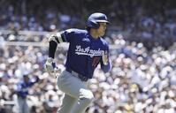 　パドレス戦の３回、先制打を放って走るドジャース・大谷＝サンディエゴ（共同）