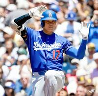　タイムリーを放ち一塁塁上でポーズをとる大谷（ロサンゼルス・ドジャース提供）