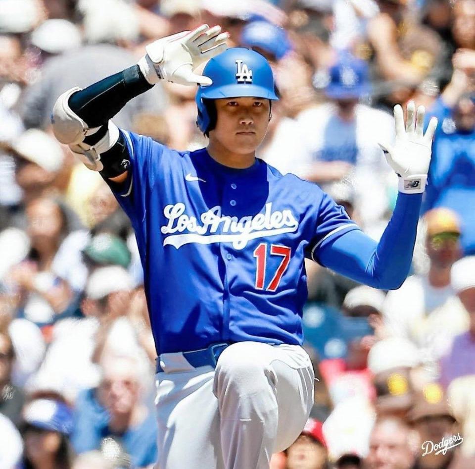 　タイムリーを放ち一塁塁上でポーズをとる大谷（ロサンゼルス・ドジャース提供）