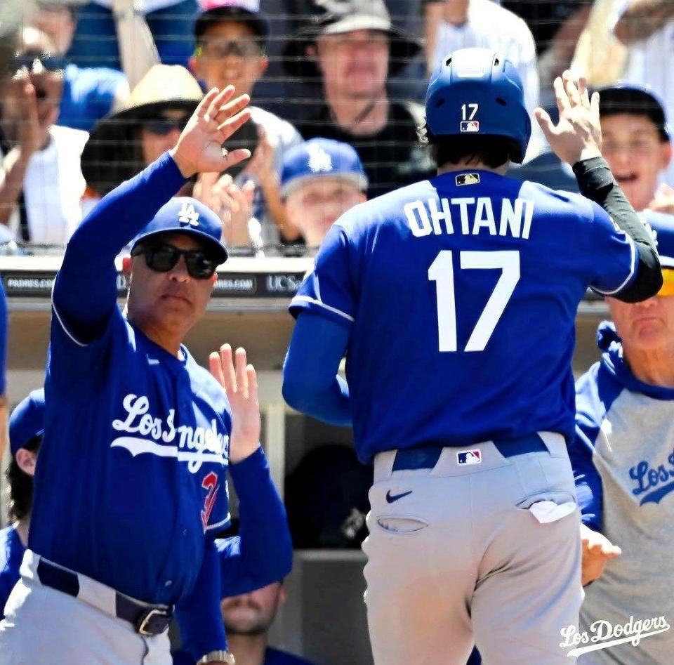　ベンチで大谷を出迎えるロバーツ監督（ロサンゼルス・ドジャース提供）