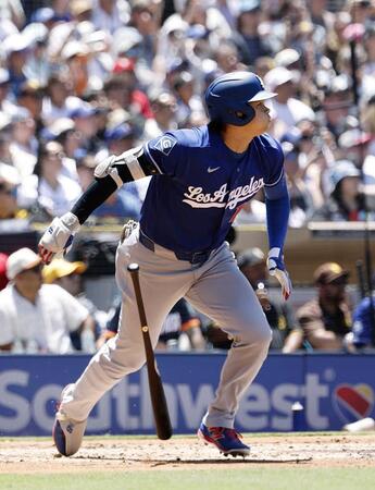 　３回、先制打を放つドジャース・大谷（共同）