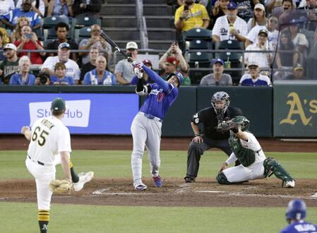 　アスレチックス戦の６回、18号３ランを放つ大谷。投手クルーク（共同）