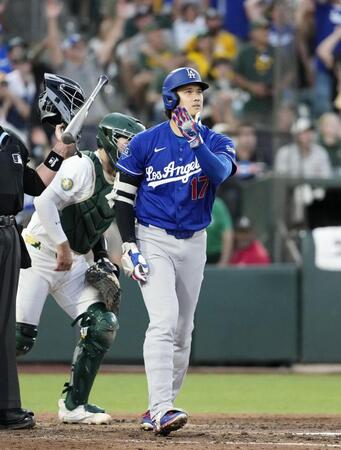 　アスレチックス戦の６回、18号３ランを放つ大谷（共同）