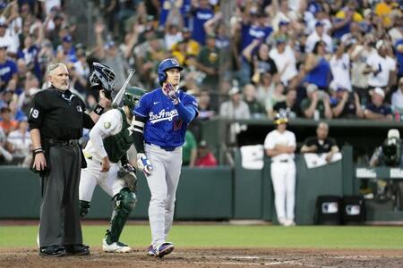 　アスレチックス戦の６回、18号３ランを放つ大谷（共同）