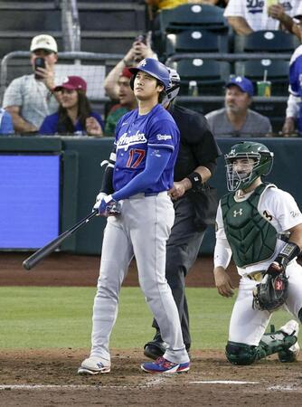 　アスレチックス戦の６回、18号３ランを放ち打球の行方を追う大谷（共同）