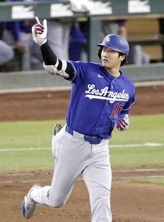 　アスレチックス戦の６回、18号３ランを放ち塁を回る大谷（共同）