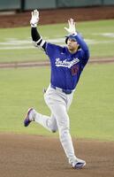 　アスレチックス戦の６回、18号３ランを放ち塁を回る大谷（共同）