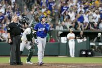 　アスレチックス戦の６回、18号３ランを放つ大谷（共同）