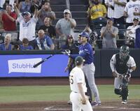 　アスレチックス戦の６回、18号３ランを放つ大谷（共同）