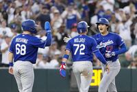 　アスレチックス戦の６回、18号３ランを放ち、ロハス（72）とラッシングに迎えられる大谷（共同）