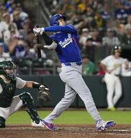 　アスレチックス戦の８回、右前打を放つ大谷（共同）
