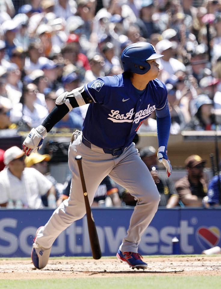 　３回、先制打を放つドジャース・大谷（共同）