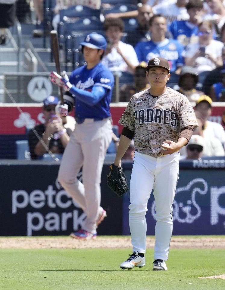 　ドジャース戦の６回、大谷（奥）との対戦に臨むパドレス・松井＝サンディエゴ（共同）