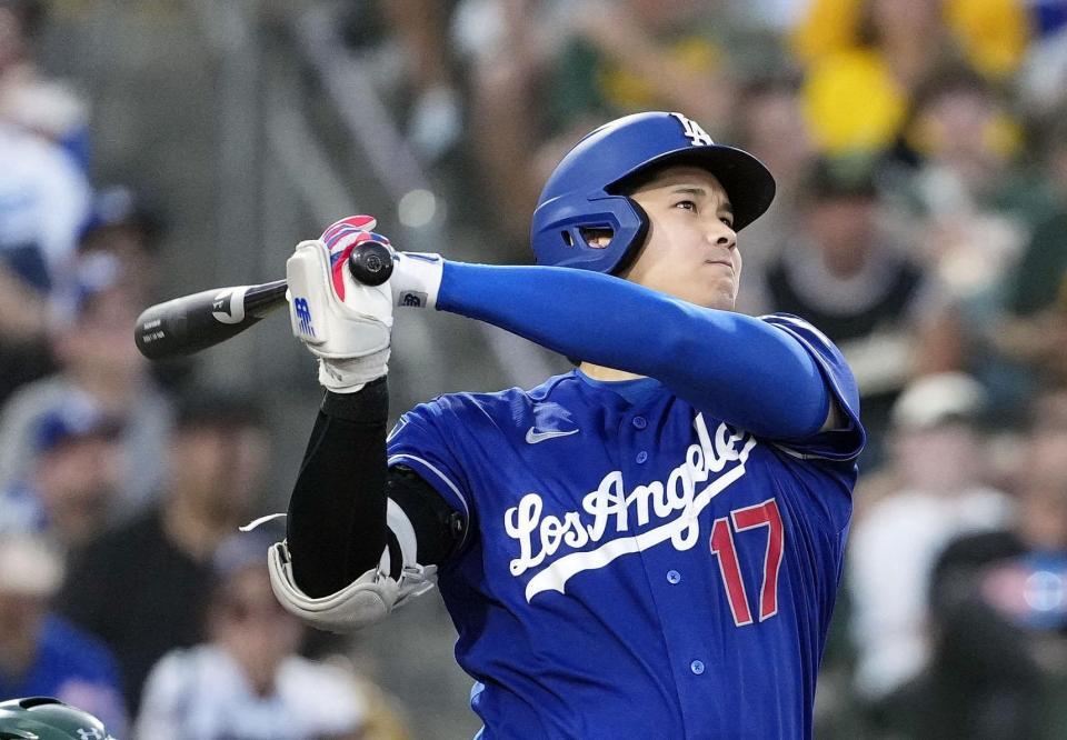 　アスレチックス戦の６回、18号３ランを放つ大谷（共同）