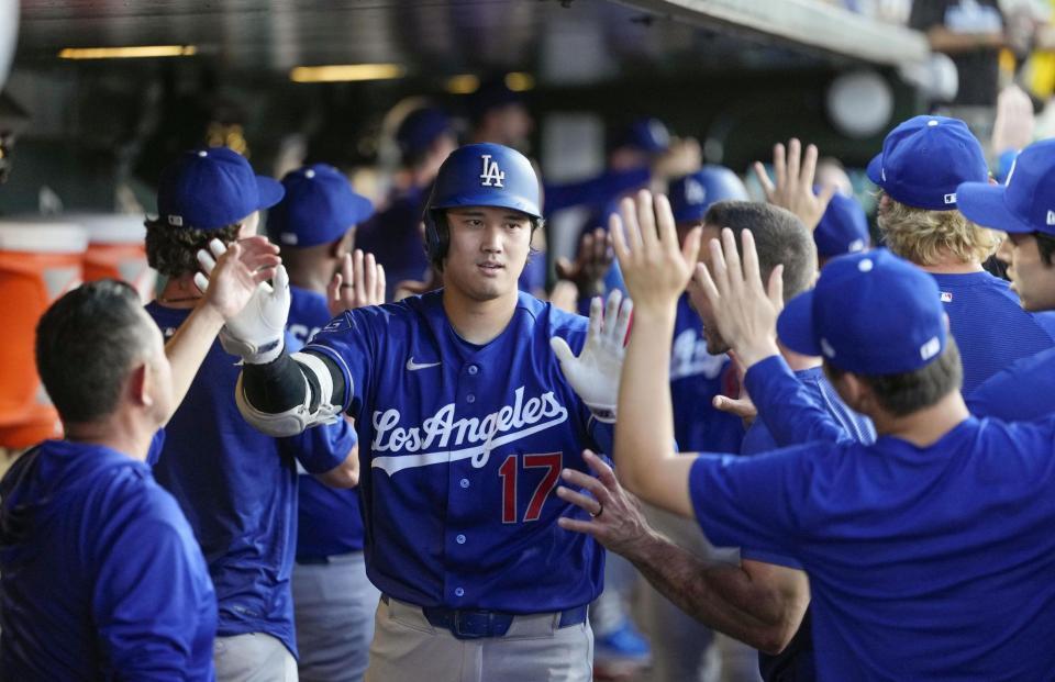 　アスレチックス戦の６回、18号３ランを放ち、ベンチで迎えられる大谷（共同）