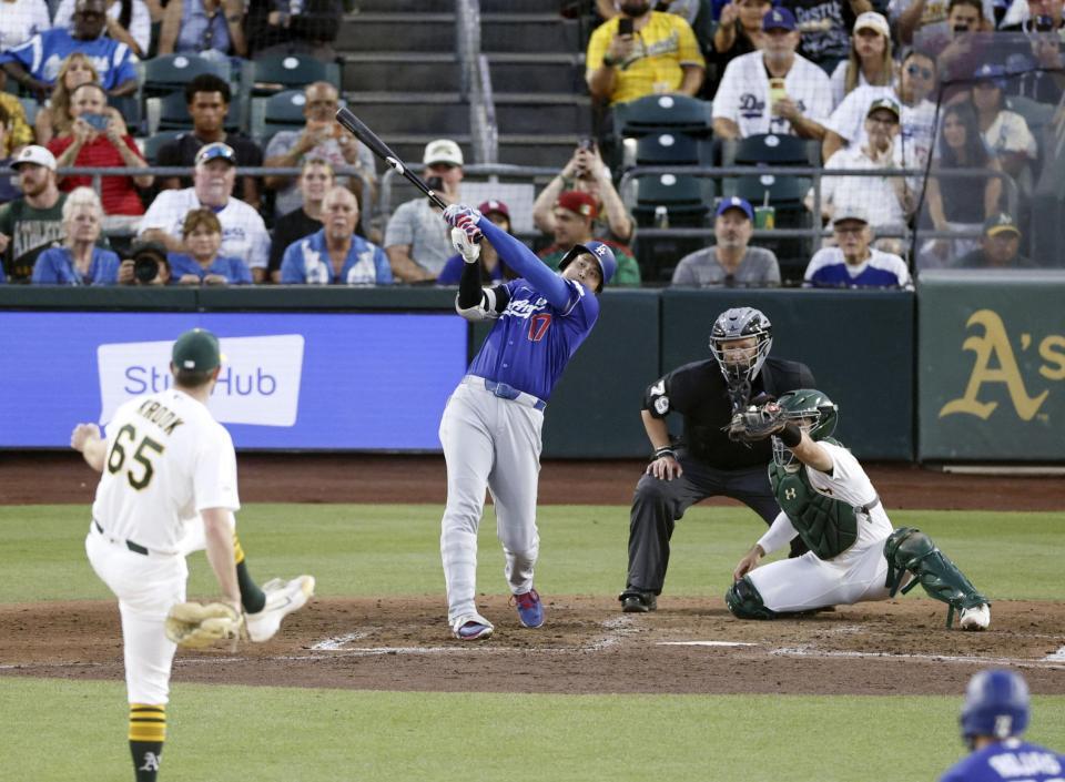 　アスレチックス戦の６回、18号３ランを放つ大谷。投手クルーク（共同）