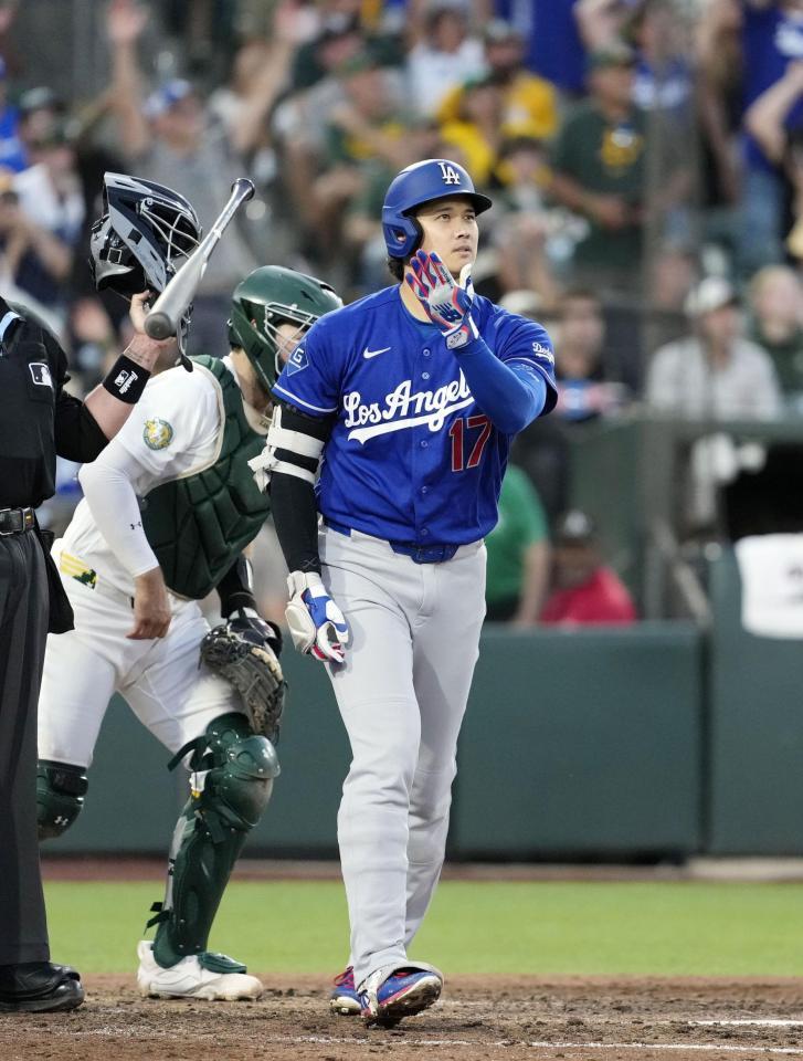 　アスレチックス戦の６回、18号３ランを放つ大谷（共同）