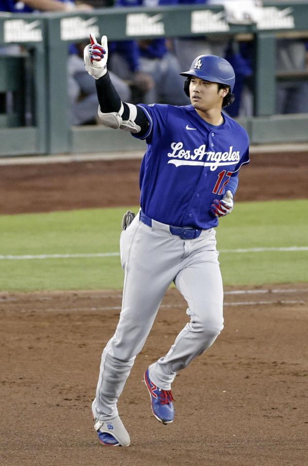　アスレチックス戦の６回、18号３ランを放ち塁を回る大谷（共同）