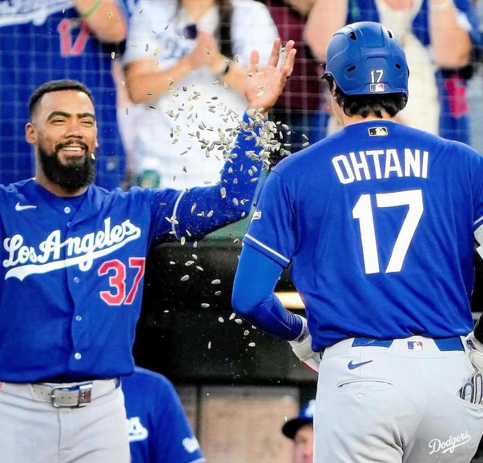 ６回、１８号３ランを放ちＴ・ヘルナンデスにひまわりの種で祝福される大谷（ロサンゼルス・ドジャース提供）