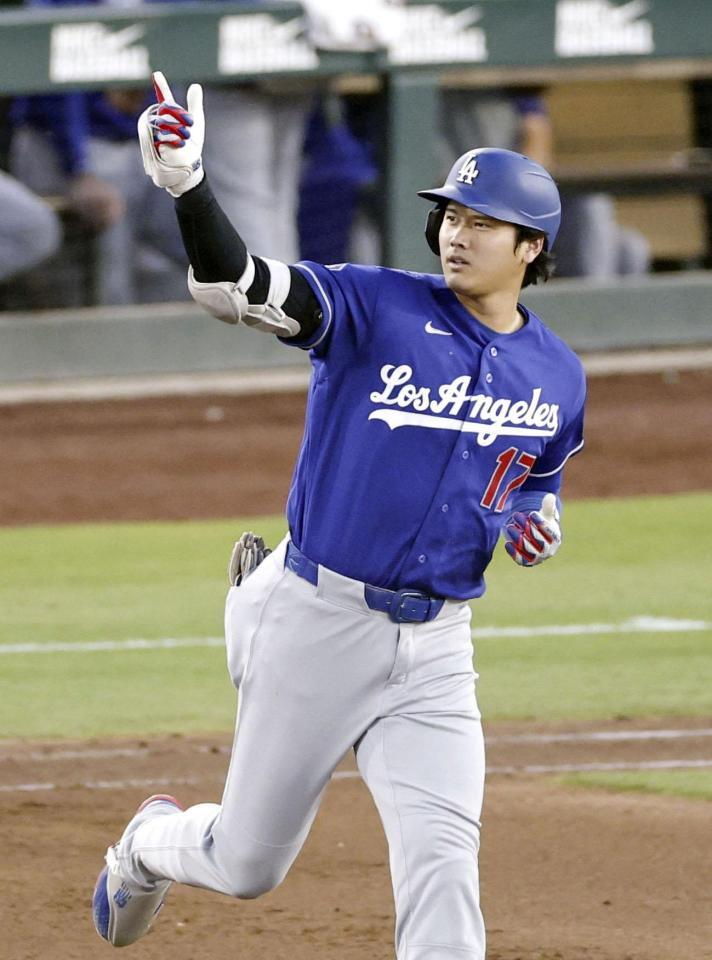 　アスレチックス戦の６回、18号３ランを放ち塁を回る大谷（共同）