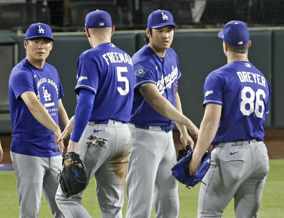 　アスレチックスに勝利し、チームメートとタッチを交わすドジャースの大谷（右から２人目）と山本（左端）＝共同