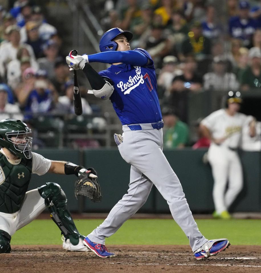 　アスレチックス戦の８回、右前打を放つ大谷（共同）
