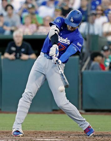 　アスレチックス戦の４回、二塁へ内野安打を放つドジャース・大谷＝サクラメント（共同）