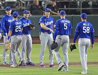 　アスレチックスに勝利し、タッチを交わすドジャース・大谷（右から３人目）＝サクラメント（共同）