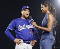　アスレチックスに勝利し、インタビューに答えるドジャースのロバーツ監督＝サクラメント（共同）
