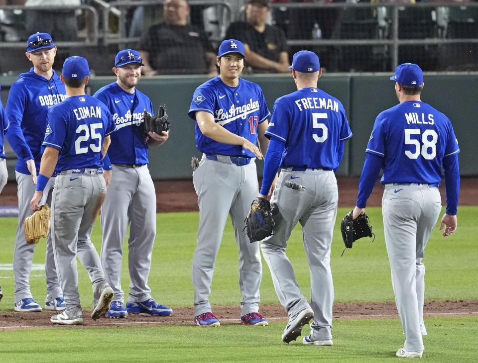　アスレチックスに勝利し、タッチを交わすドジャース・大谷（右から３人目）＝サクラメント（共同）