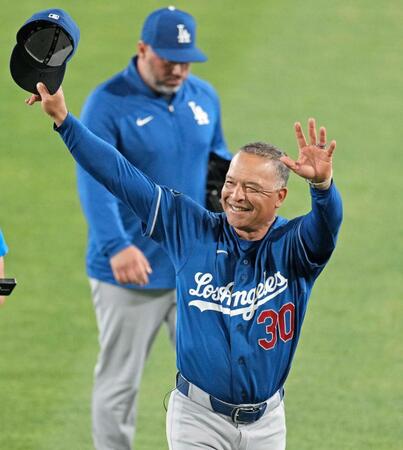 　歓声に応えるドジャース・ロバーツ監督（共同）