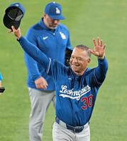 　歓声に応えるドジャース・ロバーツ監督（共同）