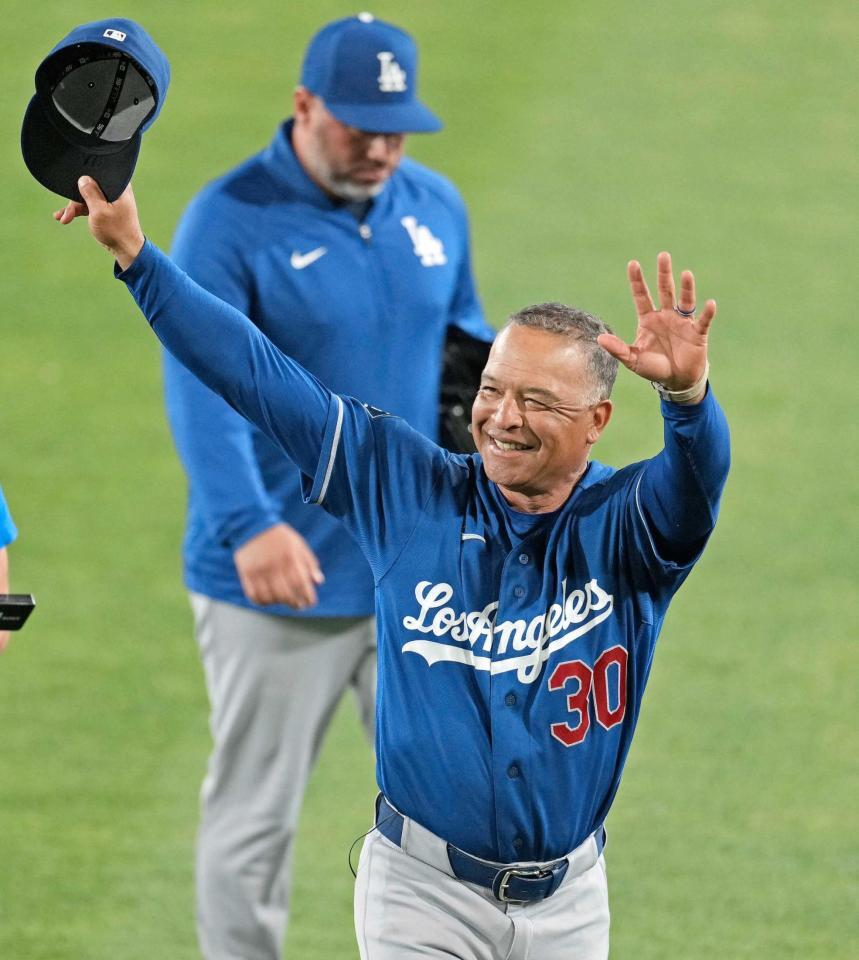 　歓声に応えるドジャース・ロバーツ監督（共同）